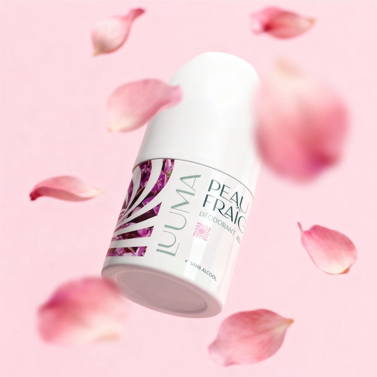 Deo entouré de pétales de fleurs roses