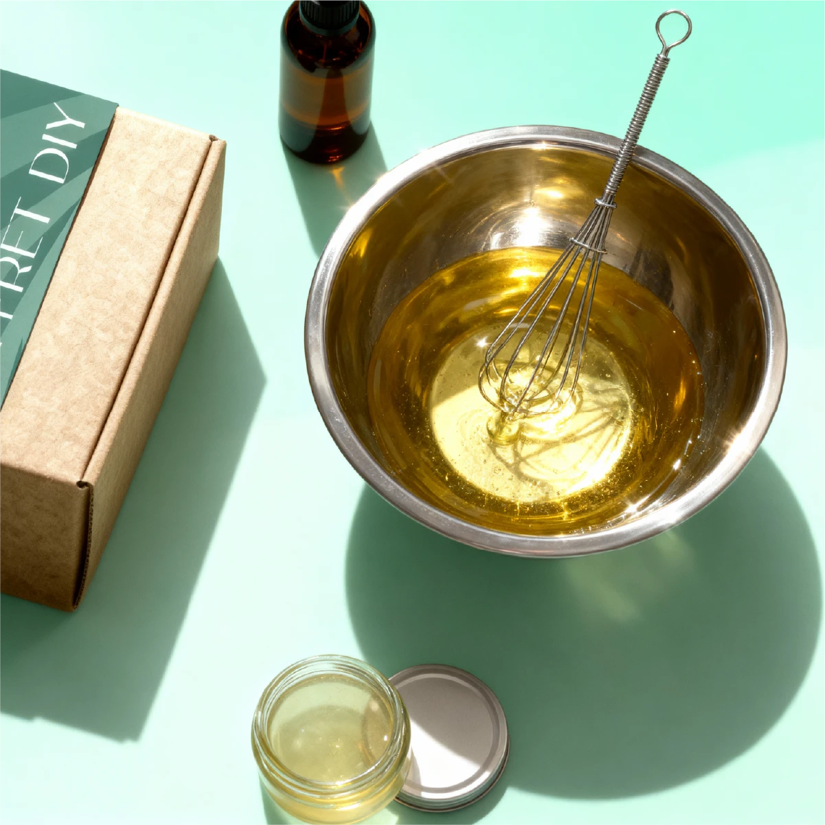 Contenu de la boite du kit du baume à l'huile d'amande de prune avec un saladier plein du mélande