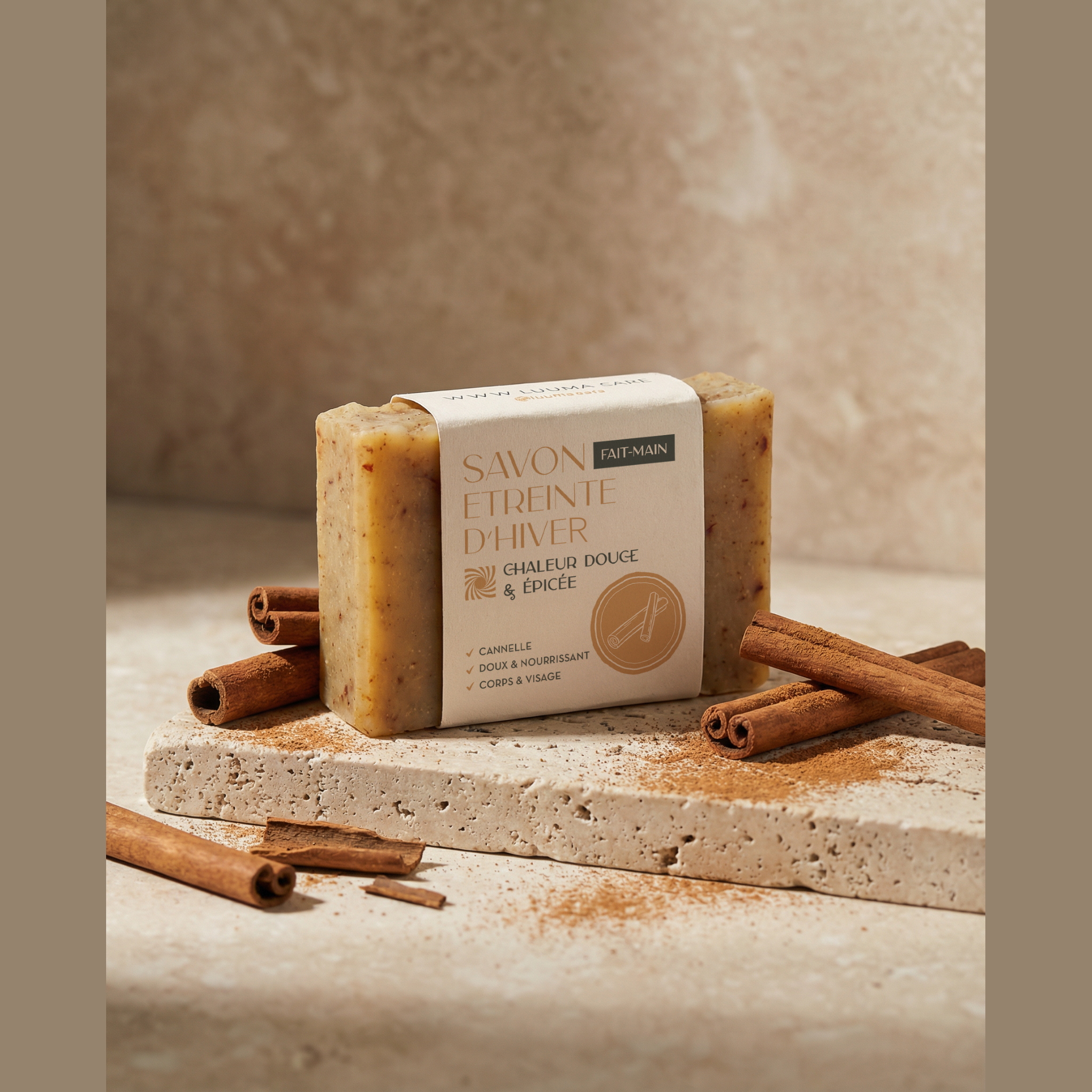 Savon à la cannelle entouré de bâtons