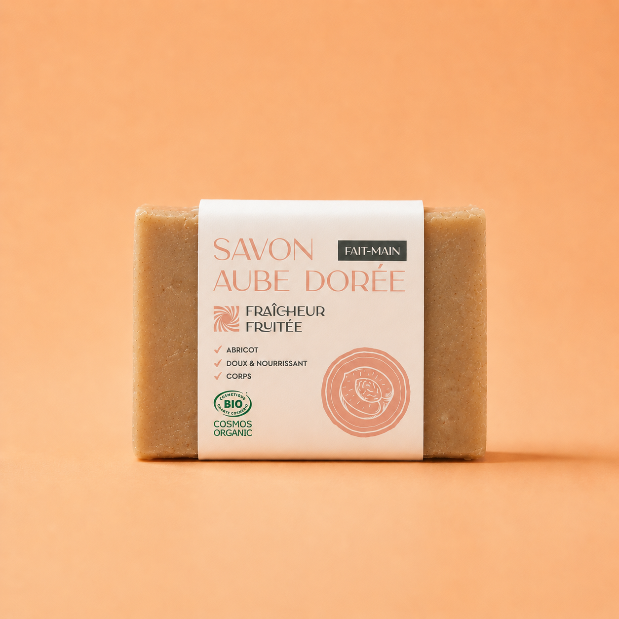 Notre savon à l'abricot est posé face caméra avec son étiquette