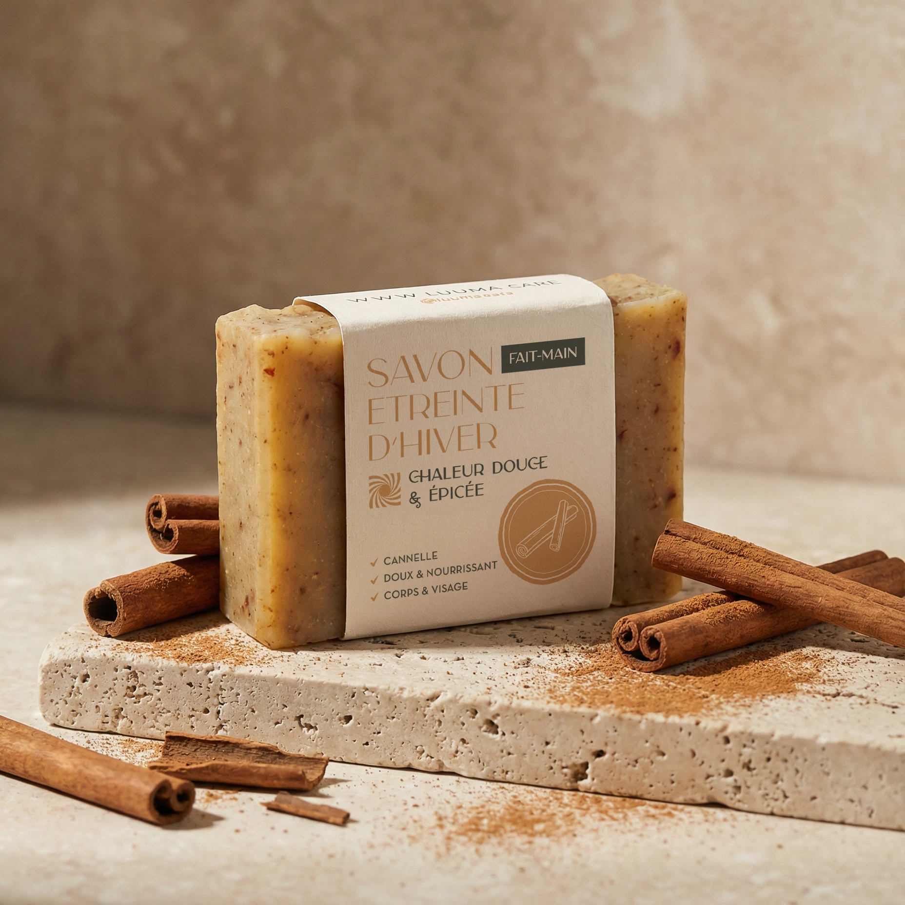 savon cannelle sur de la pierre avec des batons de cannelle