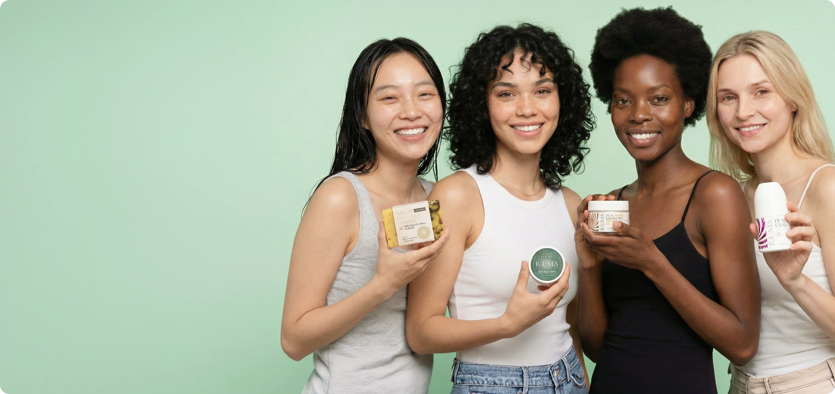 Quatre femmes sourient face caméra avec des produits Luuma dans les mains version ordinateur