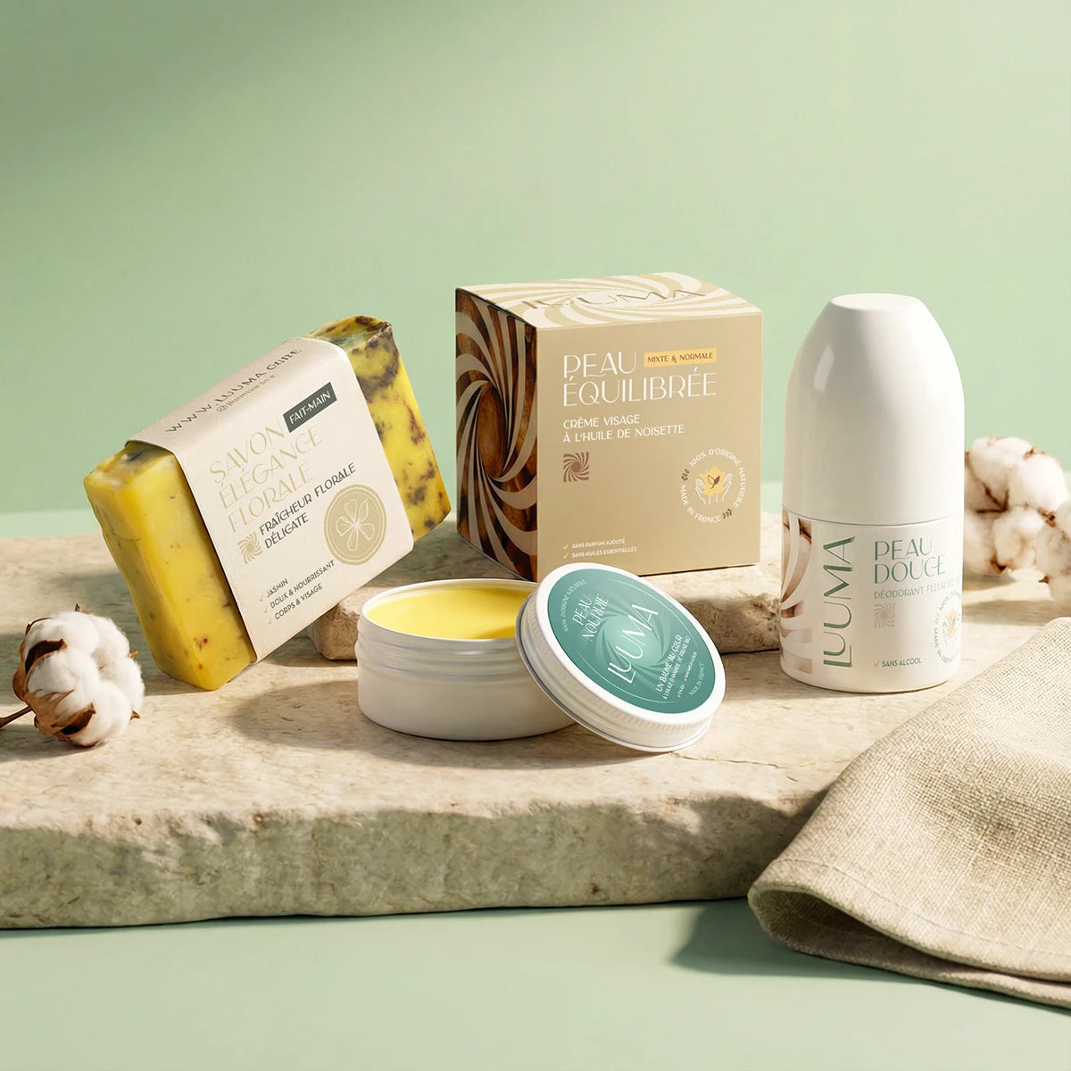 Les quatre produits sont disposés sur une nappe