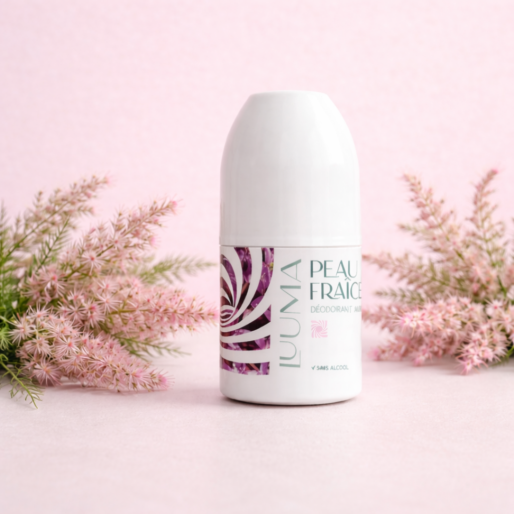 Deo palmarosa entouré de fleurs sur fond rose