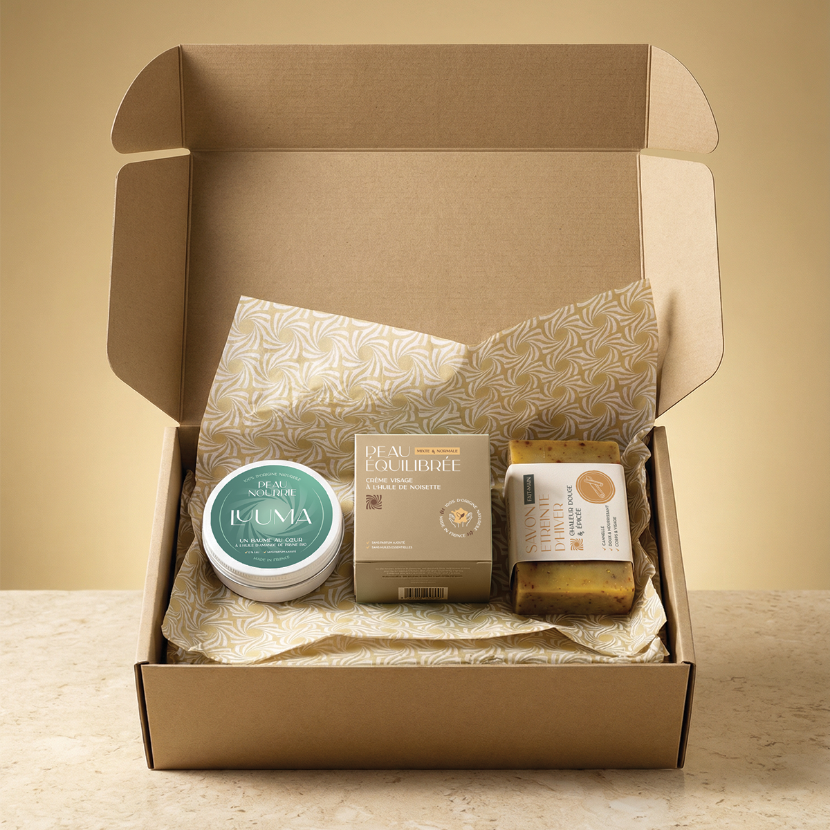 Les trois produits sont dans le coffret en carton