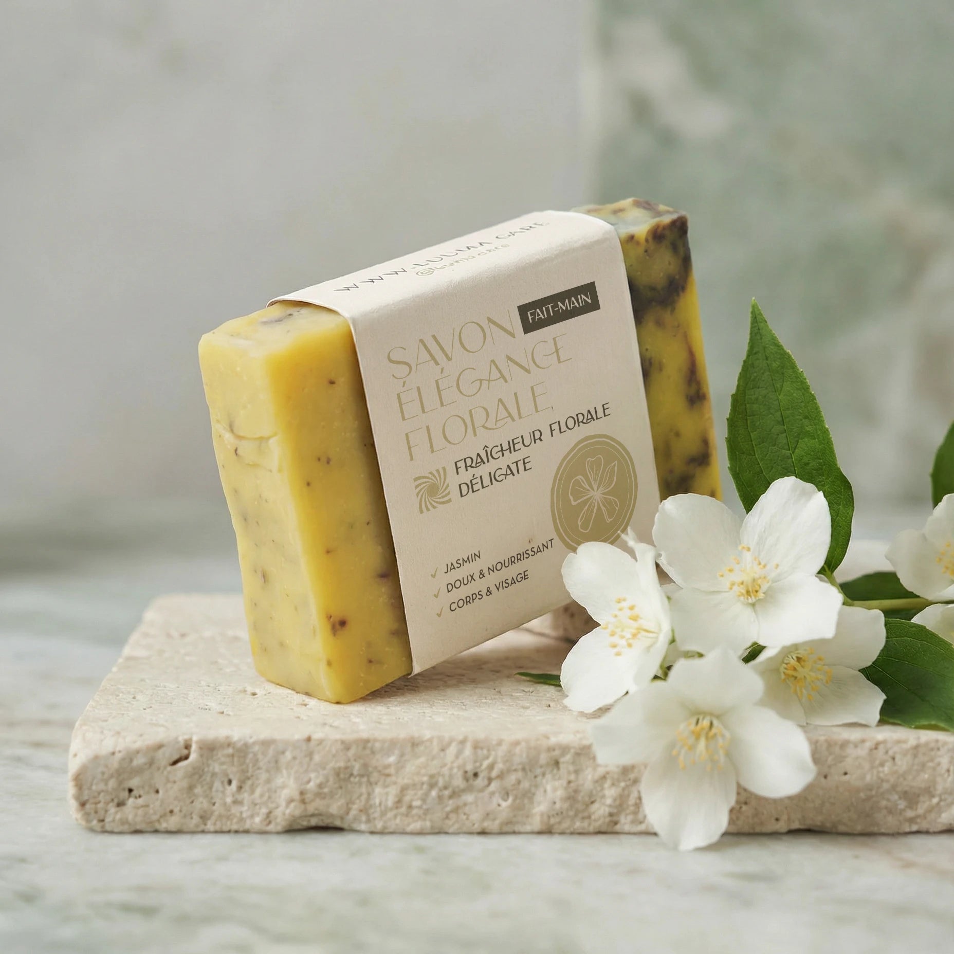 Savon au jasmin entouré de fleurs