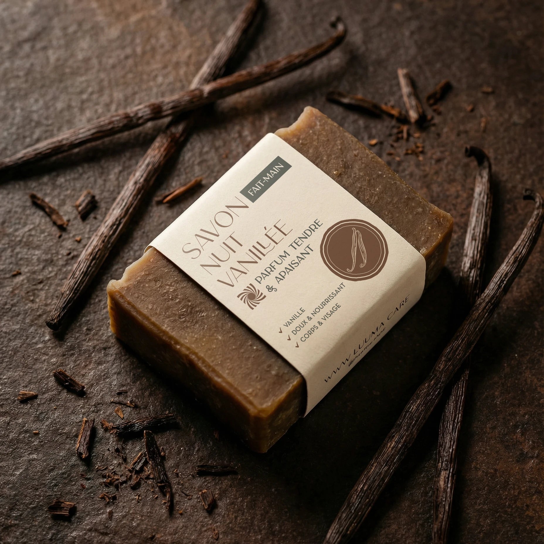 Savon à la vanille entouré de bâtons