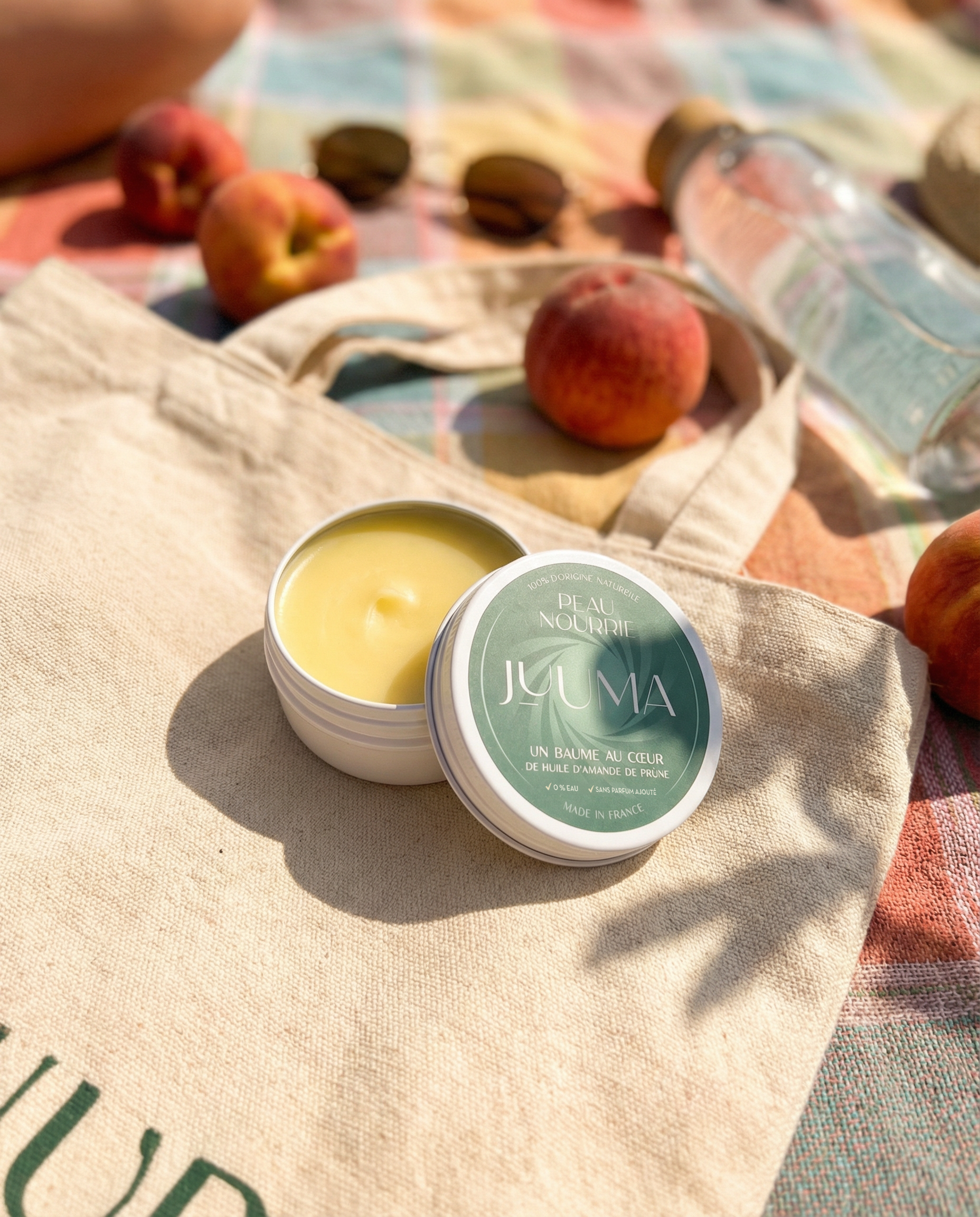 Un baume est sur un sac avec des fruits posés proche