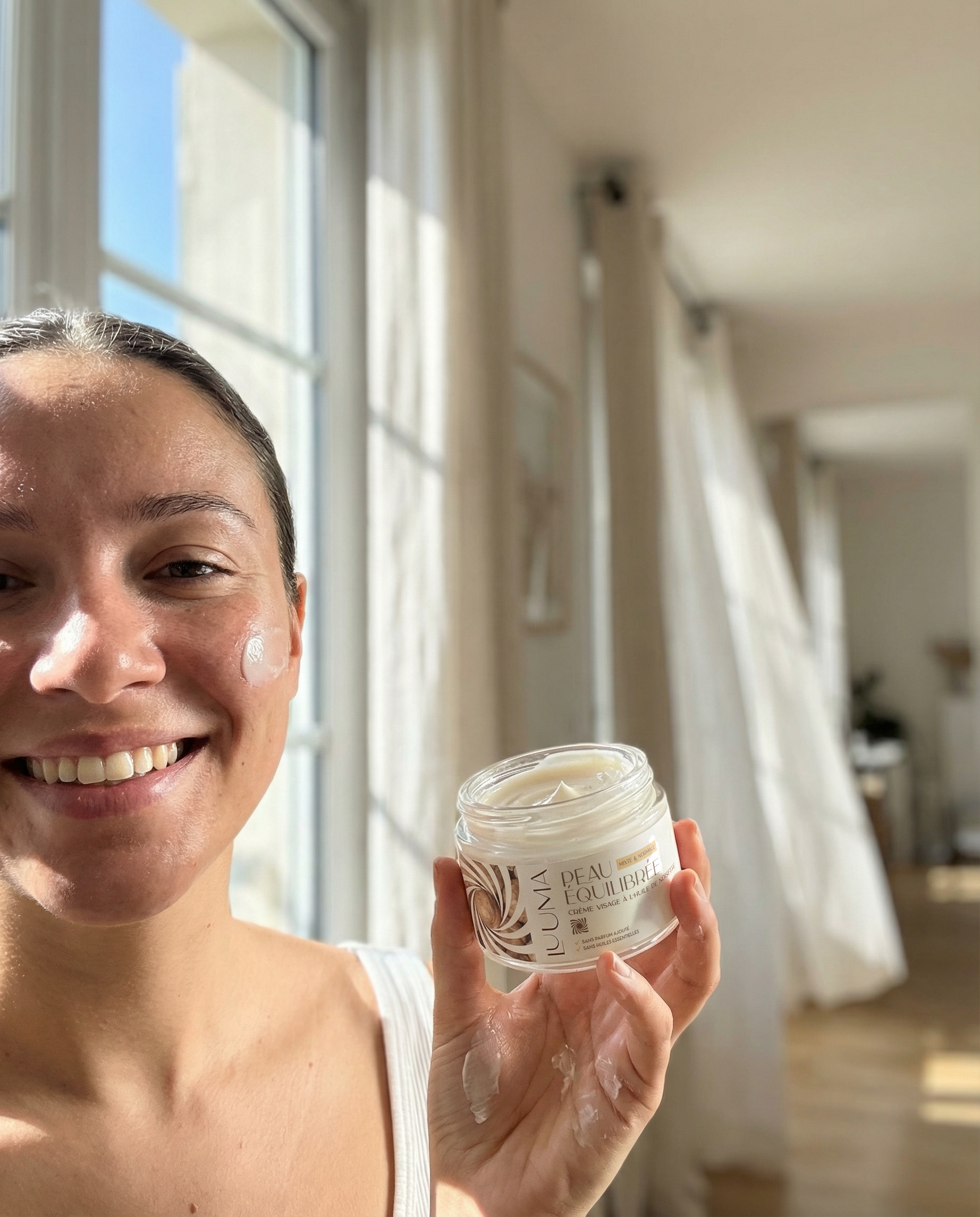 Une jeune femme utilise la creme
