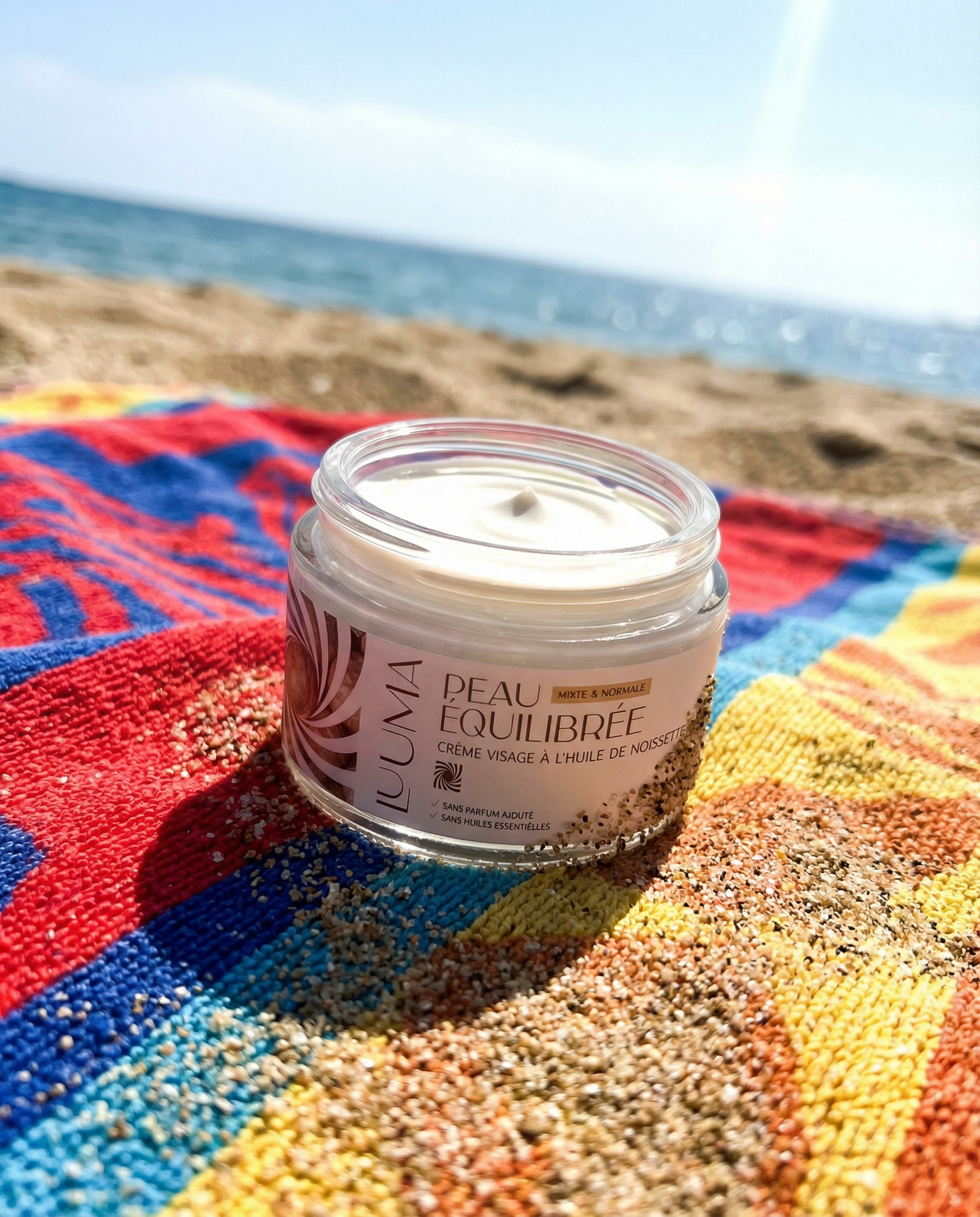 La creme est posée sur une serviette de plage